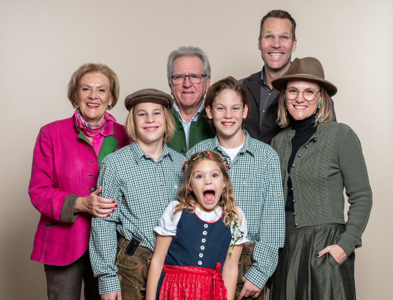 Das romantische Familienhotel direkt am Bergsee, im Winter absolut schneesicher, im Sommer angenehm fresh an der Grenze zwischen Steiermark und Kärnten. Schifahren, Snowboarden, Schneeschuhwandern, Eislaufen, Langlaufen, Eisbaden im Winter, Wandern, Mountainbiken, Jagd, Kaltbaden und Entspannung im Sommer. Yoga, Retreats, Wellness, Spa, Seminar und Hochzeit mitten im Zirbenwald mit Bali Flair. Bio regionale Kulinarik, gerne auch vegan und vegetarisch. Springenschmidt Portrait und Family 2022-11-21_0568