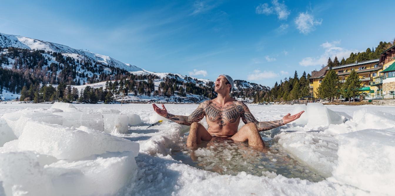 Das romantische Familienhotel direkt am Bergsee, im Winter absolut schneesicher, im Sommer angenehm fresh an der Grenze zwischen Steiermark und Kärnten. Schifahren, Snowboarden, Schneeschuhwandern, Eislaufen, Langlaufen, Eisbaden im Winter, Wandern, Mountainbiken, Jagd, Kaltbaden und Entspannung im Sommer. Yoga, Retreats, Wellness, Spa, Seminar und Hochzeit mitten im Zirbenwald mit Bali Flair. Bio regionale Kulinarik, gerne auch vegan und vegetarisch.  Eisbaden auf der Turrach 2024-02-04_237