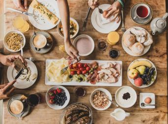 Das romantische Familienhotel direkt am Bergsee, im Winter absolut schneesicher, im Sommer angenehm fresh an der Grenze zwischen Steiermark und Kärnten. Schifahren, Snowboarden, Schneeschuhwandern, Eislaufen, Langlaufen im Winter, Wandern, Mountainbiken, Jagd und Entspannung im Sommer. Yoga, Retreats, Wellness, Spa, Seminar und Hochzeit mitten im Zirbenwald mit Bali Flair. Bio regionale Kulinarik, gerne auch vegan und vegetarisch.  088A1443