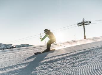 Skifahrer+Sonne+Piste_bearbeitet