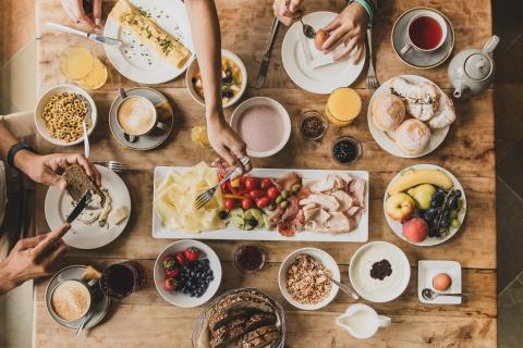 088A1443 Das romantische Familienhotel direkt am Bergsee, im Winter absolut schneesicher, im Sommer angenehm fresh an der Grenze zwischen Steiermark und Kärnten. Schifahren, Snowboarden, Schneeschuhwandern, Eislaufen, Langlaufen im Winter, Wandern, Mountainbiken, Jagd und Entspannung im Sommer. Yoga, Retreats, Wellness, Spa, Seminar und Hochzeit mitten im Zirbenwald mit Bali Flair. Bio regionale Kulinarik, gerne auch vegan und vegetarisch.