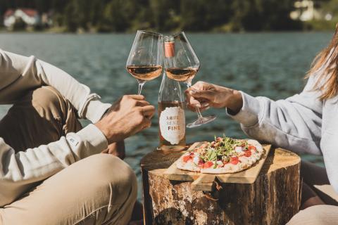 088A1376 Das romantische Familienhotel direkt am Bergsee, im Winter absolut schneesicher, im Sommer angenehm fresh an der Grenze zwischen Steiermark und Kärnten. Schifahren, Snowboarden, Schneeschuhwandern, Eislaufen, Langlaufen im Winter, Wandern, Mountainbiken, Jagd und Entspannung im Sommer. Yoga, Retreats, Wellness, Spa, Seminar und Hochzeit mitten im Zirbenwald mit Bali Flair. Bio regionale Kulinarik, gerne auch vegan und vegetarisch.