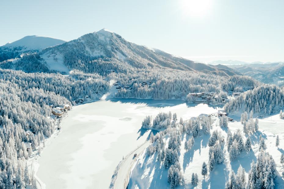 TurracherHöhe5 ©ThomasSobian Das romantische Familienhotel direkt am Bergsee, im Winter absolut schneesicher, im Sommer angenehm fresh an der Grenze zwischen Steiermark und Kärnten. Schifahren, Snowboarden, Schneeschuhwandern, Eislaufen, Langlaufen im Winter, Wandern, Mountainbiken, Jagd und Entspannung im Sommer. Yoga, Retreats, Wellness, Spa, Seminar und Hochzeit mitten im Zirbenwald mit Bali Flair. Bio regionale Kulinarik, gerne auch vegan und vegetarisch.